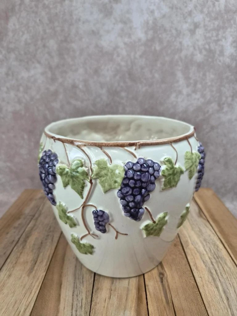Cache-pot en faïence décor grappes de raisin et feuilles de vigne
